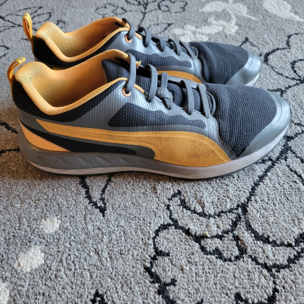 Puma casual men's shoe w/ elastic no tie shoe laces